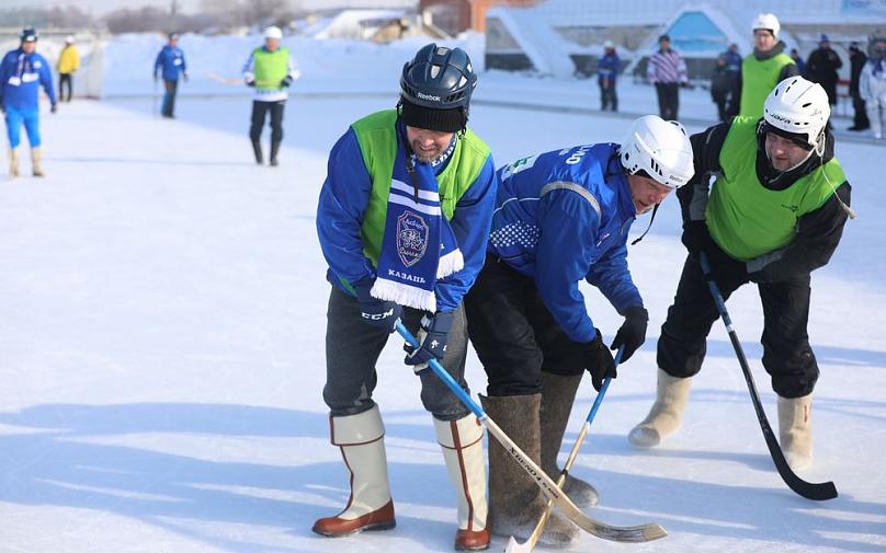 Татарстан. Хоккеисты на траве сыграли в хоккей на валенках