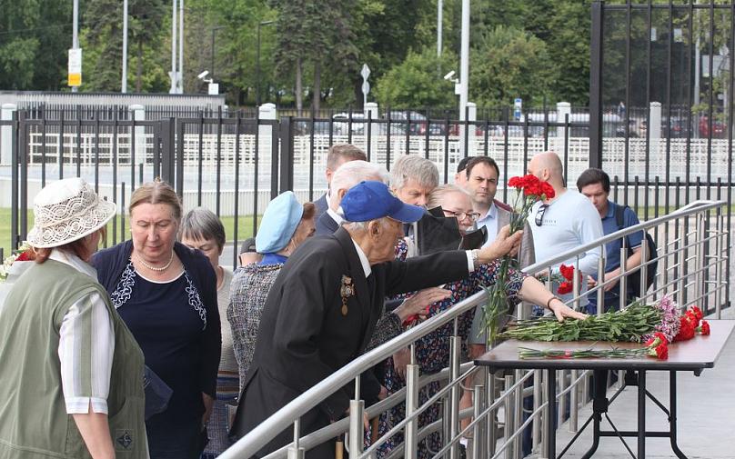 На стадионе «Динамо» прошла торжественная церемония возложения цветов к мемориальной доске