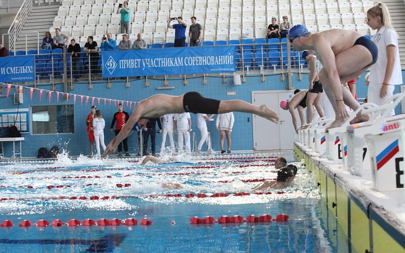 В спортивном комплексе «Динамо» на Водном стадионе прошли соревнования по плаванию