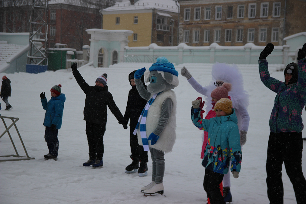 В Кирове сотрудники правоохранительных органов вместе с детьми приняли участие в новогодней елке на льду