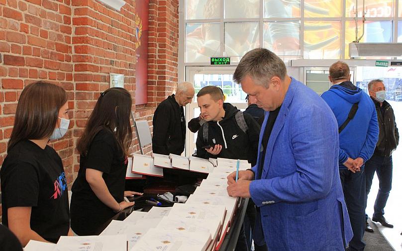 Председатель Общества «Динамо» Анатолий Гулевский принял участие в презентации альбома «Зал славы отечественного хоккея»