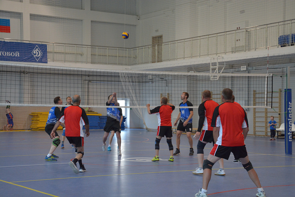 В Челябинске состоялись динамовские соревнования по волейболу среди ветеранов 