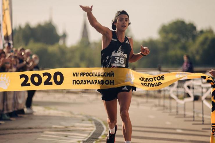 Ринас Ахмадеев был быстрее всех на полумарафонской дистанции в Ярославле