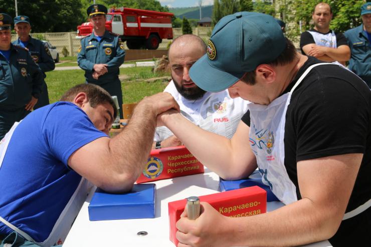 В Черкесске прошли соревнования по армрестлингу среди сотрудников МЧС республики