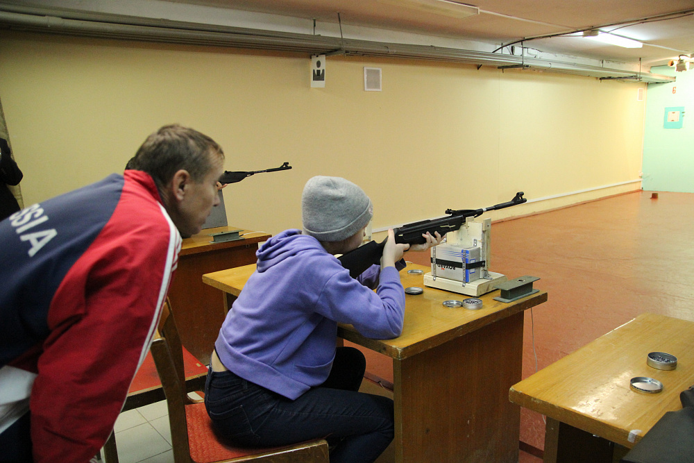 В Кирове прошли соревнования по стрельбе из пневматической винтовки среди детей