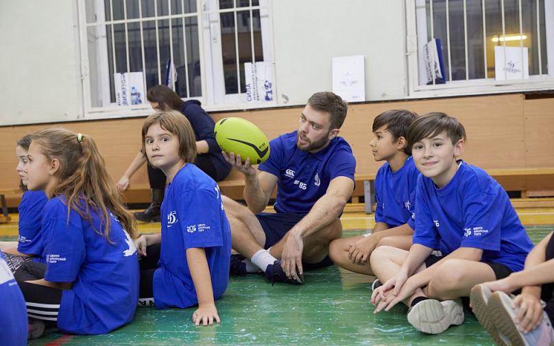 Игроки регбийного клуба «Динамо» провели мастер-класс по тэг-регби для учеников школы № 1554