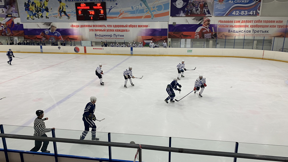 Ульяновск. В хоккей играют настоящие мужчины — трус не играет в хоккей