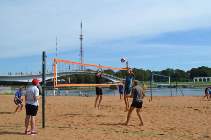 У стен Новгородского кремля состоялся турнир «Динамо» по пляжному волейболу
