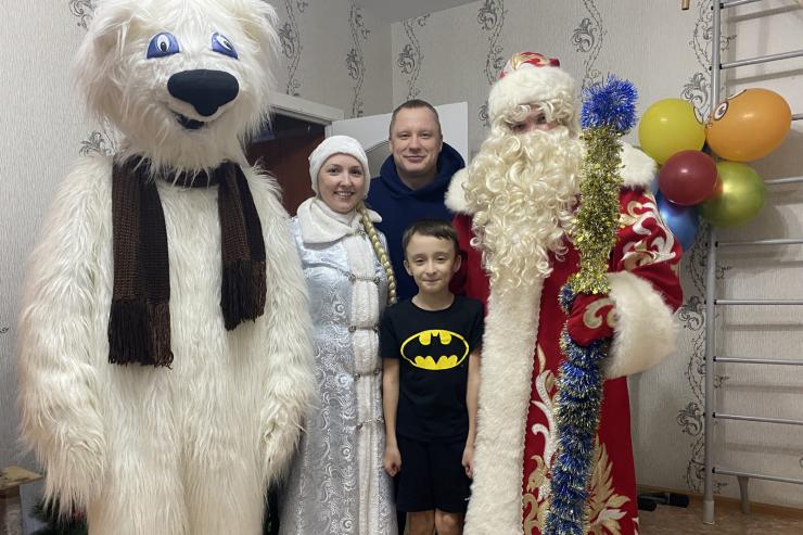 В Нарьян-Маре Дед Мороз специального назначения поздравляет юных динамовцев