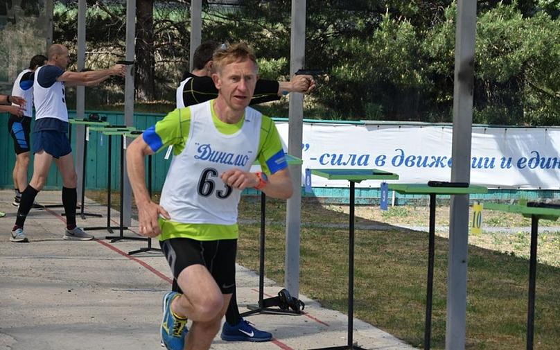 В соревнованиях по служебному биатлону в Омске выступили именитые спортсмены